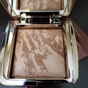 New Hourglass lighting bronzer